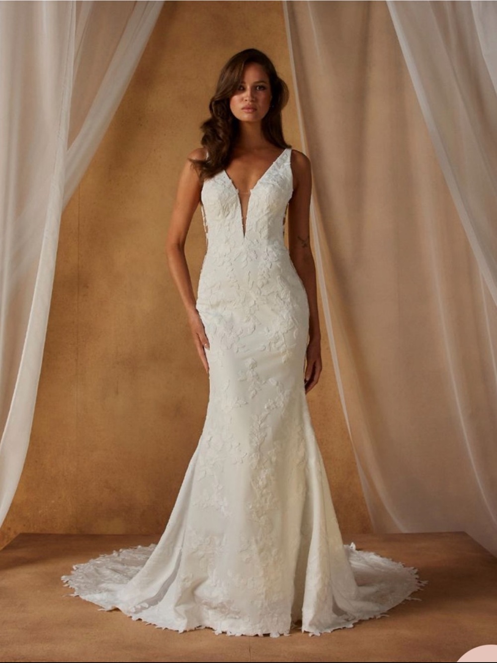 NEW Bridal V-Neck Lace Mermaid Wedding Gown - White